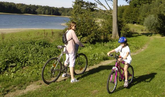 Bike ride on the banks of the Eau d'Heure lakes (c) WBT JL Flemal