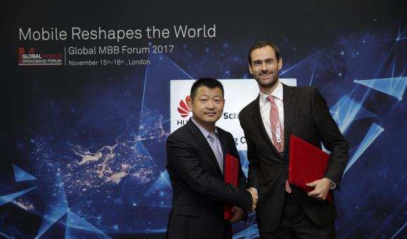 Nicolas Keutgen, Chief Innovation Officer at Schréder and Zhou Yue Feng, Chief Marketing Officer for the Huawei wireless product line, sign the MoU at the Global Mobile Broadband Forum in London.