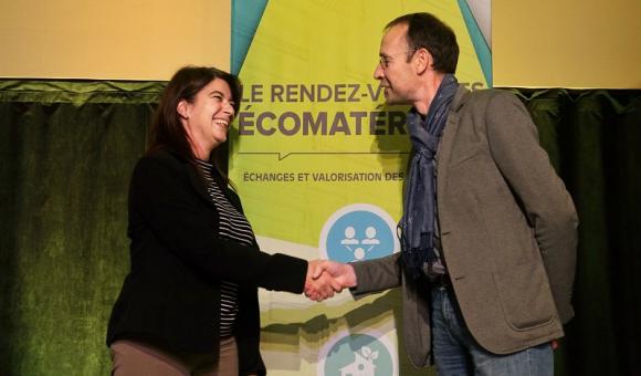Claire Sirois, directrice du Créneau Écoconstruction, et Hervé-Jacques Poskin, directeur du Cluster Éco-Construction de Wallonie, lors de la signature de l'entente de partenariat, qui a eu lieu dans le cadre du Rendez-vous des écomatériaux d'Asbestos