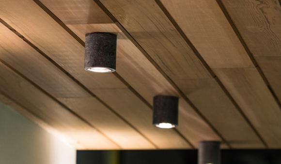 TYPO Small, discreet, charming, Typo is an ideal visible spotlight for covered terraces, comfortable and cosy corners, outdoor kitchens or roof returns. In all cases, it likes to split up to enhance privacy and well-being at home. Dimensions / ø 76/100 mm Materials / Blue stone / aluminium