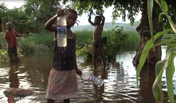 La sociéALTECH a décidé de se battre pour l'eau au Congo. Une institutrice témoigne. 