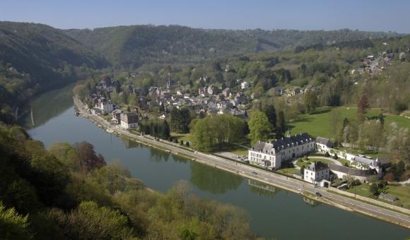 Le village de Waulsort, sur les bords de Meuse