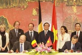 Deputy PM Hoang Trung Hai and Belgium's Deputy PM Johan Vande Lanotte witnesses the signing of cooperative agreements - Photo: VGP