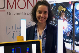 On the shelf in the foreground, we can see the signature in coloured barcodes of the two columns of "white" LEDs placed on either side of researcher Véronique Georlette (UMons) © Christian Du Brulle