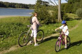 Promenade cycliste sur les bords du Lac de l'Eau d'Heure (c) WBT JL Flemal