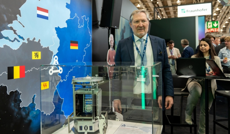 Michel Stassart présente la maquette ET Cristal à l'Hanovermesse en Allemagne © E. Meunier - WBI