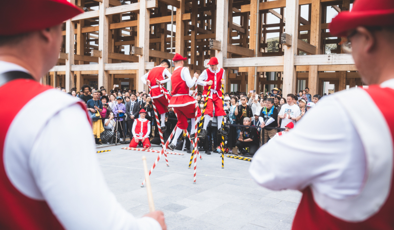 The Namur stilt walkers at the Osaka 2025 World Expo © J. Van Belle – WBI