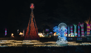 La "Garden of lights – Les Schtroumpfs" est installée au Château de Rixensart © Agence Voilà - Garden of Lights