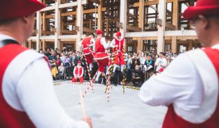 The Namur stilt walkers at the Osaka 2025 World Expo © J. Van Belle – WBI