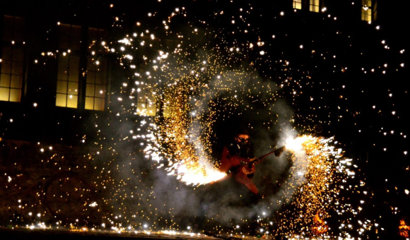 Spectacle de feu lors des Fêtes Historiques du Festin de Lessines © Bzzz