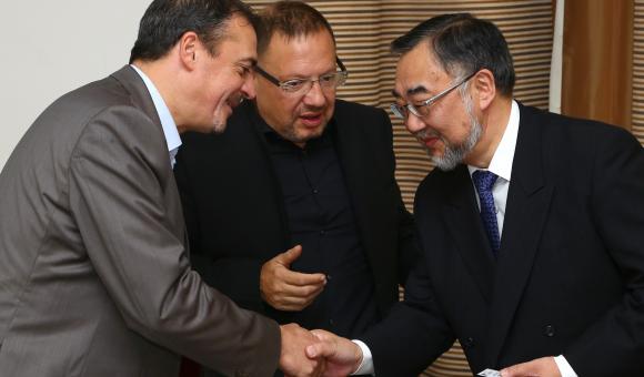 Signature d'un accord de coopération portant sur les biotechnologies et la médecine 