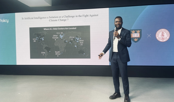 Monsieur Mbangala, conférencier sur la question de l'utilisation de l'ia sur les questions du climat Monsieur Junior Mbangala conférencier sur la question de l'utilisation de l'intelligence artificielle pour répondre aux besoins climatiques actuels et futurs