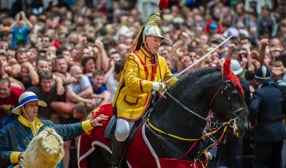 Saint-Georges terrassant le dragon pendant le Doudou (c) WBT-Gregory Mathelot 