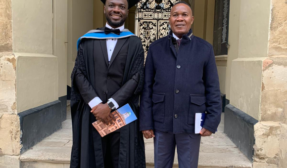 Monsieur Mbangala diplômé de l'université d'Oxford pose avec son père pour mémoriser le moment