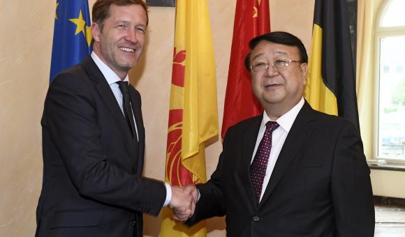 Le Ministre-Président wallon Paul Magnette et M. HOU Chang’An, Vice-gouverneur de la province du Hubei