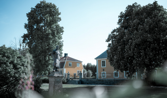 "The Worker" statue by Gottfrid Larsson (1917), representing the Walloon blacksmith, in the gardens of Lövstabruk Manor © J. Van Belle – WBI