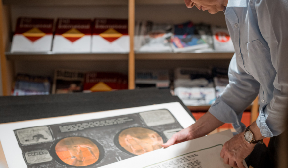 The librarian of the Jernkontoret library in Stockholm, bending over a collection of "Walloons of Sweden" lithographs © J. Van Belle – WBI