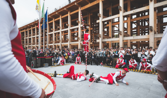 The Namur stilt walkers at the Osaka 2025 World Expo © J. Van Belle – WBI