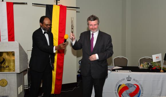 L'Ambassadeur recevant le symbole de chef de la communauté Belge au Pérou.