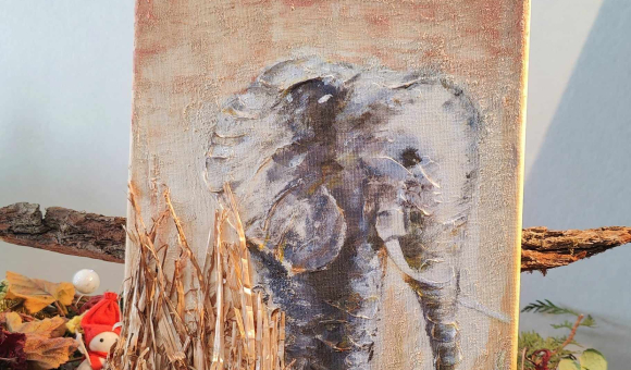 Elsa est une éléphante que l'artiste a rencontré un jour sur la route de terre rouge du Katanga. La bienveillance dans le regard de l'éléphante a marqué l'artiste.