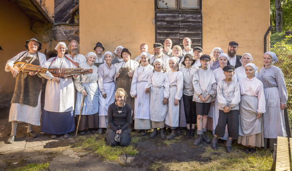 "Samlad vid labbyt" folklore troupe © Henrik Olsson