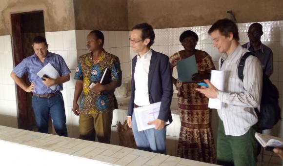 La délégation de la DGD visitant le Centre Burkinabè en médecine Physique et Réadaptation