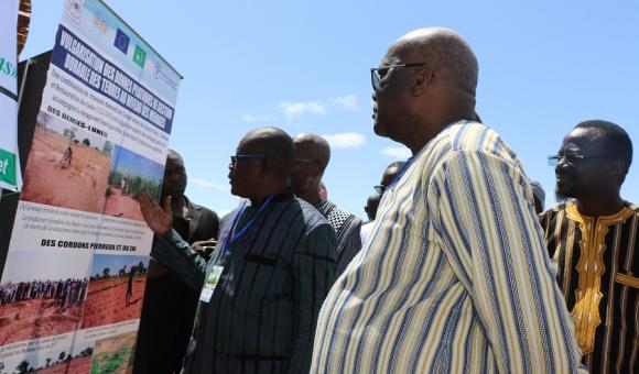 Visite du stand de l'IGMVSS par le Président du Faso Roch Marc Christian KABORE