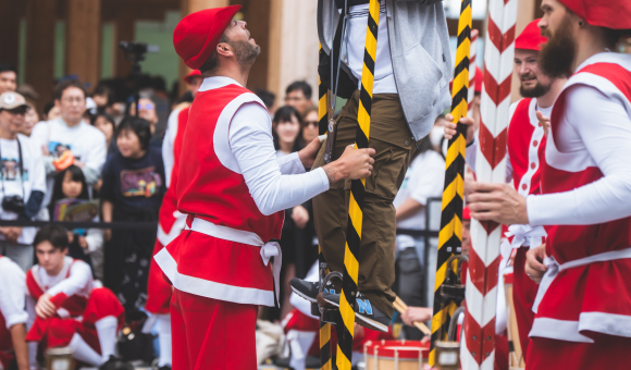 The Namur stilt walkers at the Osaka 2025 World Expo © J. Van Belle – WBI