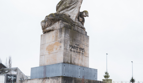 Le monument aux martyrs à Tamines © J. Van Belle - WBI