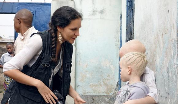 Patricia Willocq à la rencontre des enfants albinos au Congo. 