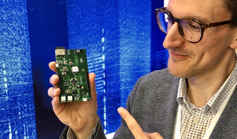 Jérôme Schruyers et un de ses prototypes de nez électronique