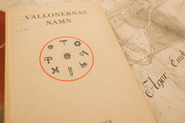 Livre sur les « Noms d’origine wallonne », dans lequel on peut trouver des étymologies comme celle du nom de famille d’Anders Herou © J. Van Belle - WBI