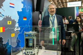 Michel Stassart présente la maquette ET Cristal à l'Hanovermesse en Allemagne © E. Meunier - WBI