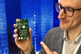 Jérôme Schruyers et un de ses prototypes de nez électronique